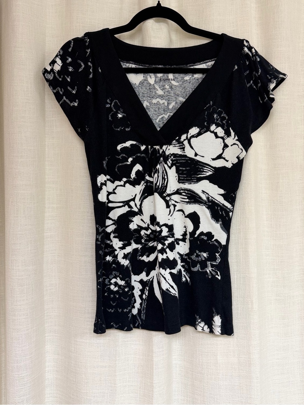 Express Black & White Floral V-Neck Short Sleeve Top